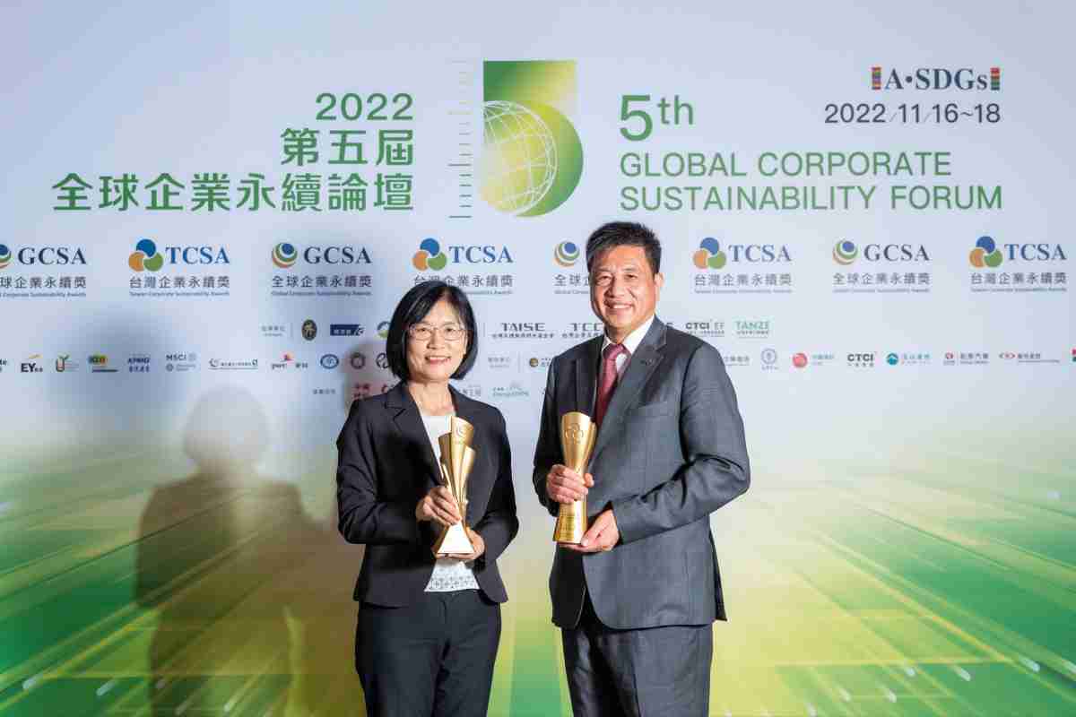 z6mg·人生就是博作为净零碳排先锋，，期引领价值链伙伴同行共好，，卫冕制造业组“十大典范企业” 二连冠殊荣(左：z6mg·人生就是博光电永续长古秀华，，右：z6mg·人生就是博光电董事长暨执行长彭双浪)