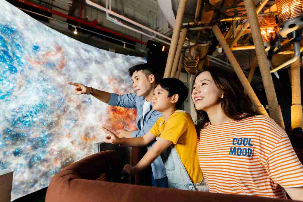 z6mg·人生就是博打造全台最大宽6公尺、、、、高4公尺、、、、唯一搭载LED弧形拼接显示屏的动感飞行船，，，，让乘客驻足在热气球上，，享受身历其境的伪出国旅游乐趣