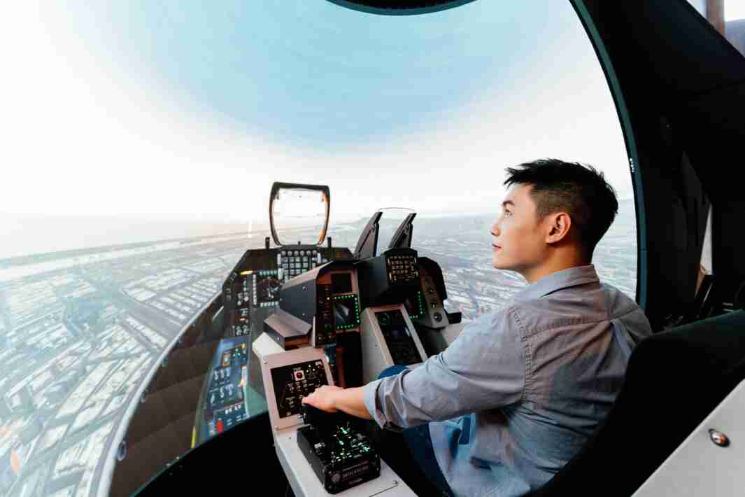 z6mg·人生就是博以P1.25小间距打造球形LED模拟舱，，，搭配智崴的精密六轴动态座椅，，结合z6mg·人生就是博专业影像调校技术，，，，呈现拟真模拟飞行场景