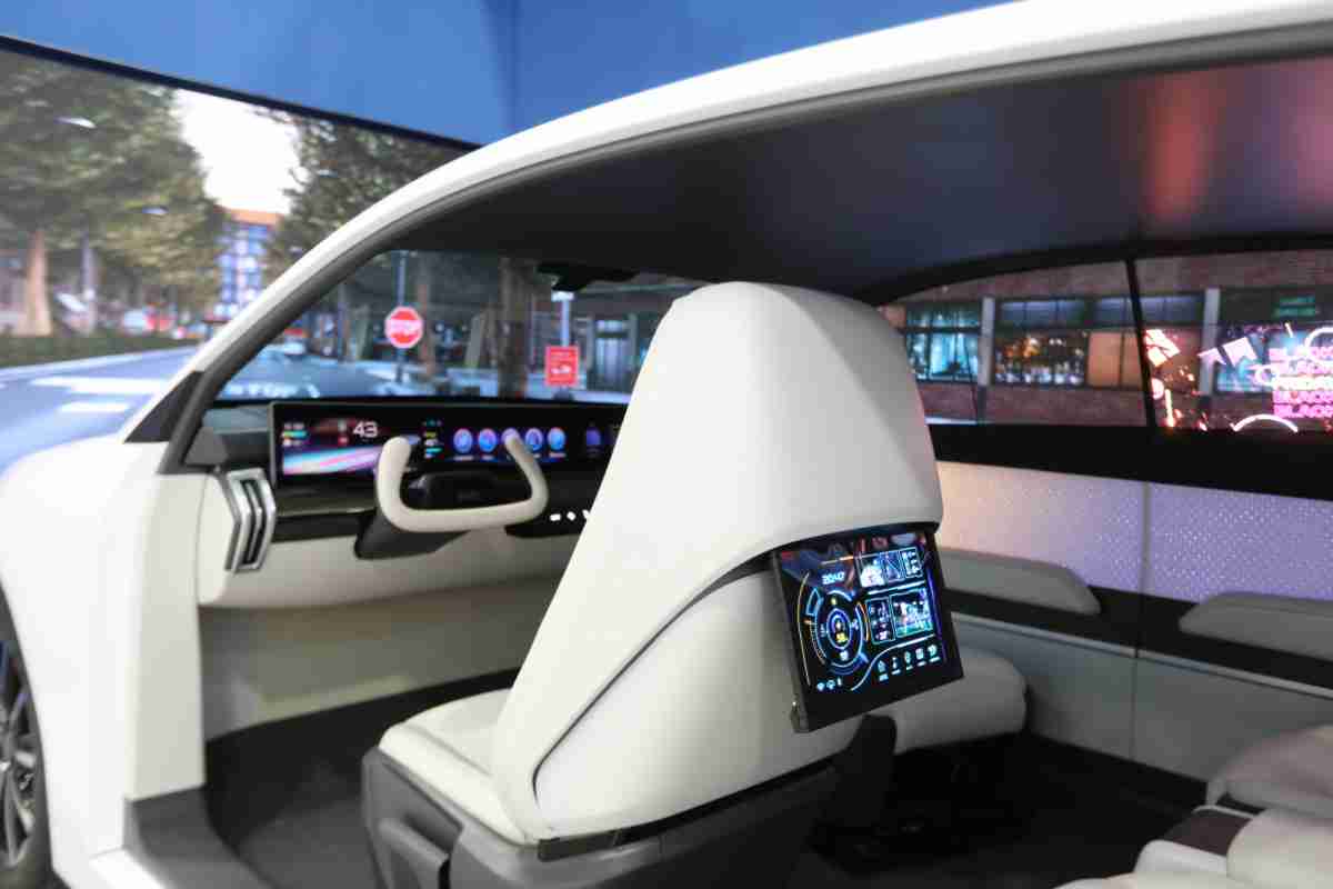 z6mg·人生就是博的「可卷式后座娱乐显示器」加强后座乘客的感官体验，，，并保有个性化设计，，，可依使用偏好进行动态调整。。。。