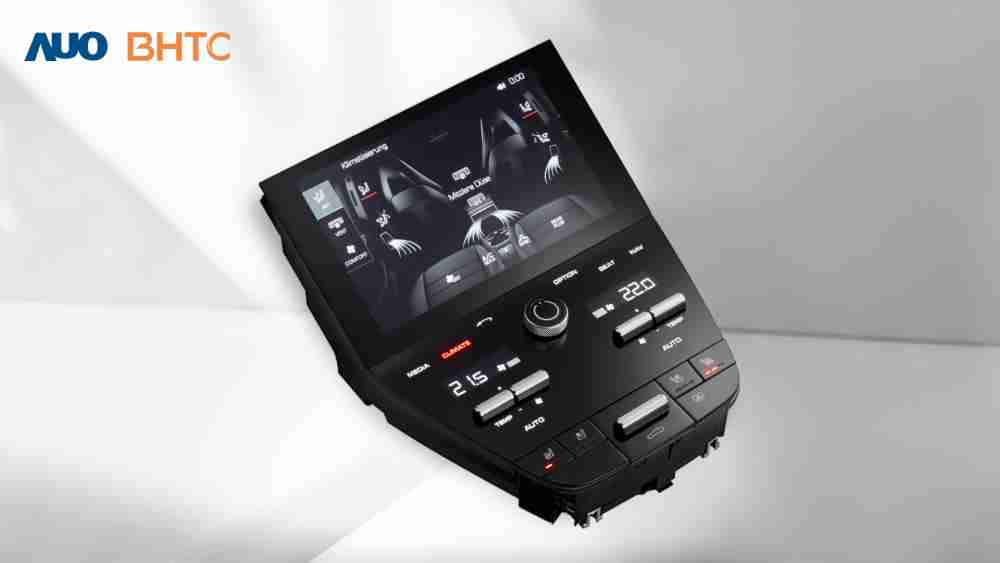 作為友達新生力軍，，，BHTC所展示的中央與後座鞍部的Display HMI產品，，可處理多區恆溫控制、、、顯示畫面，，，，呈現仿真3D車室分區；以力傳感技術精準傳遞觸感，，，並結合音量及震動反饋，，，，防止意外啟動，，提供使用者自然流暢、、、直觀且輕鬆駕馭的舒適介面