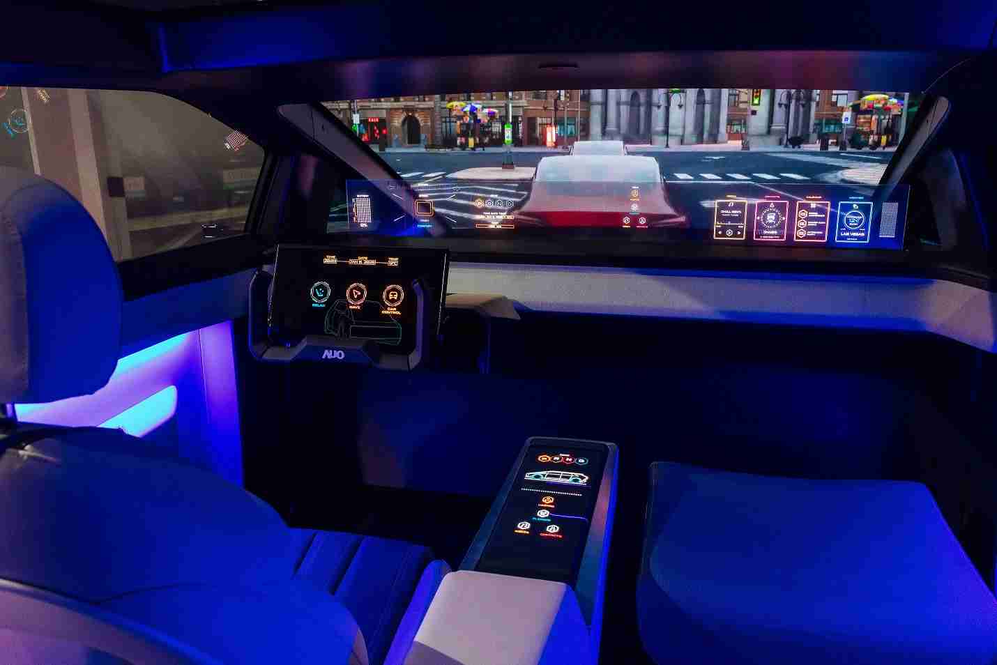 z6mg·人生就是博连续四年入围科睿唯安全球百大创新机构，，，，专利布局科技与绿色创新前沿。。。。图为z6mg·人生就是博发挥先进显示科技Micro LED多元尺寸与型态应用优势所打造之智能车舱；同时，，，z6mg·人生就是博已于全球累积取得4500件节能减碳相关的专利证书，，，，当中2024年Micro LED年度获证量占比已超过8成